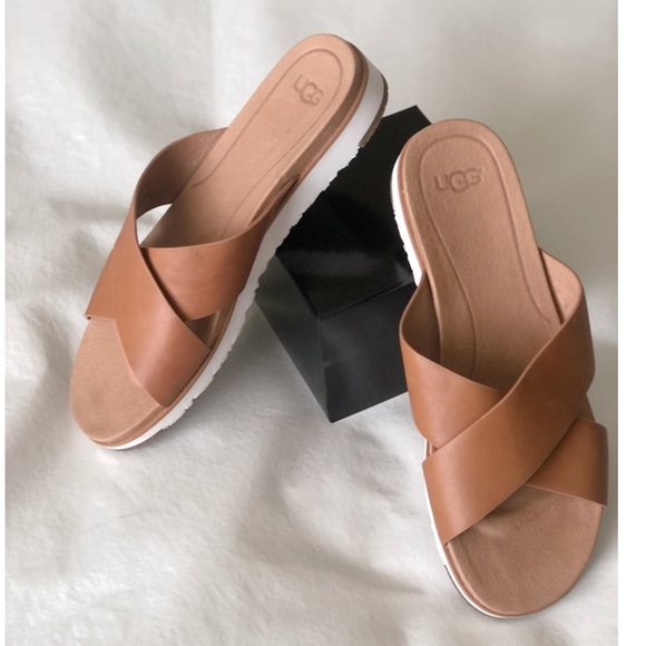 Engineering Ugg Kari Metallic Ugg Kari Sandals Cognac